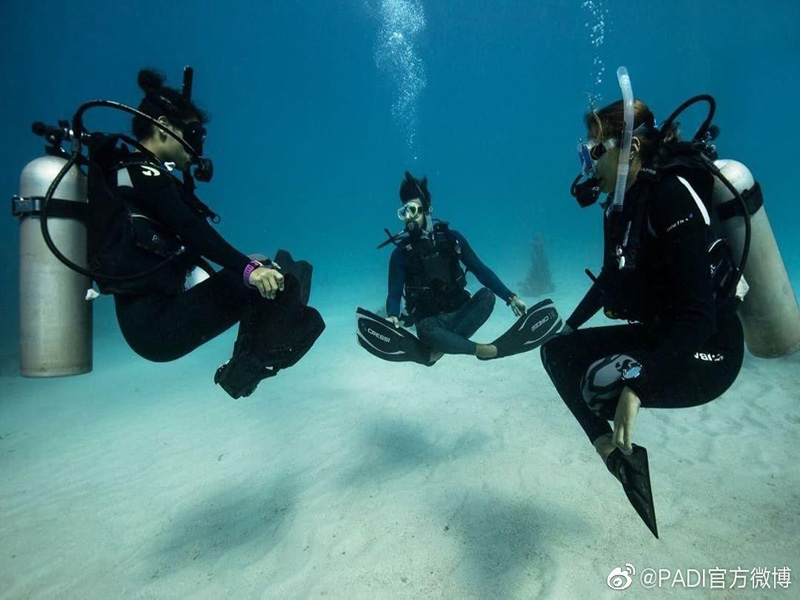 如何控制中性浮力？