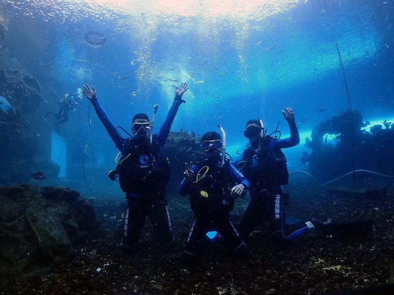 如何控制中性浮力？