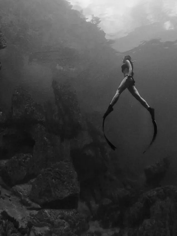 潛水拍照新姿勢，放下你的剪刀手，我們來(lái)這樣拍