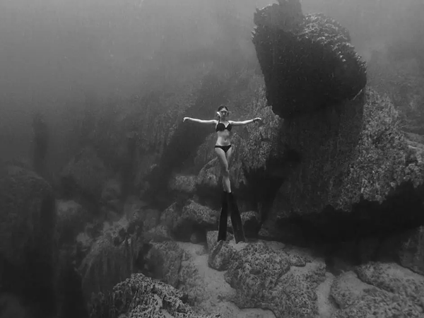 潛水拍照新姿勢，放下你的剪刀手，我們來(lái)這樣拍