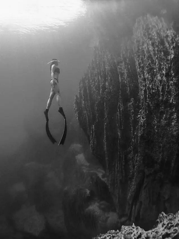 潛水拍照新姿勢，放下你的剪刀手，我們來(lái)這樣拍