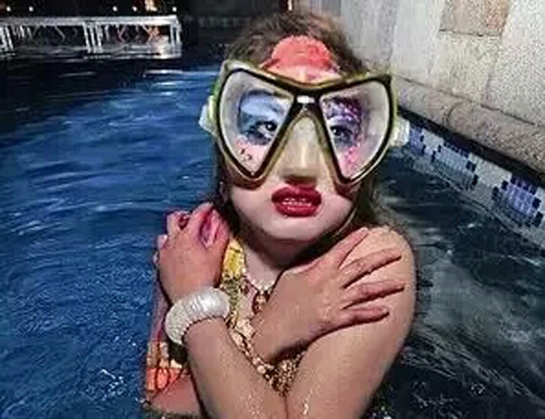 潛水拍照新姿勢，放下你的剪刀手，我們來(lái)這樣拍