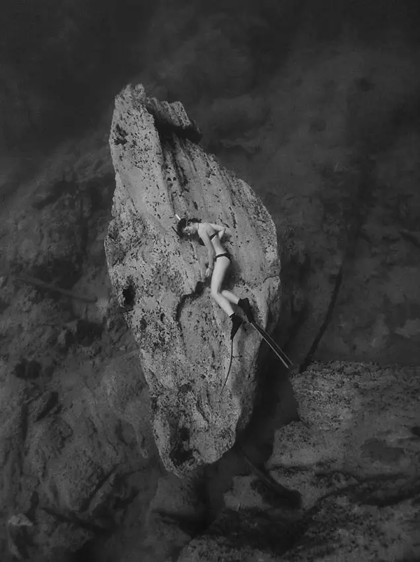 潛水拍照新姿勢，放下你的剪刀手，我們來(lái)這樣拍