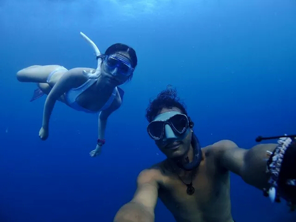 潛水拍照新姿勢，放下你的剪刀手，我們來(lái)這樣拍