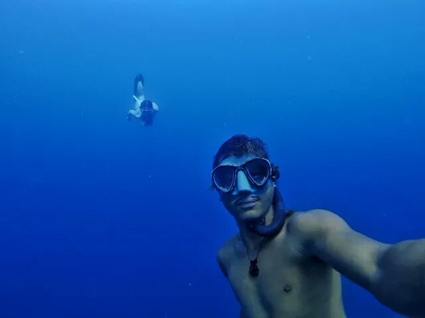 潛水拍照新姿勢，放下你的剪刀手，我們來(lái)這樣拍