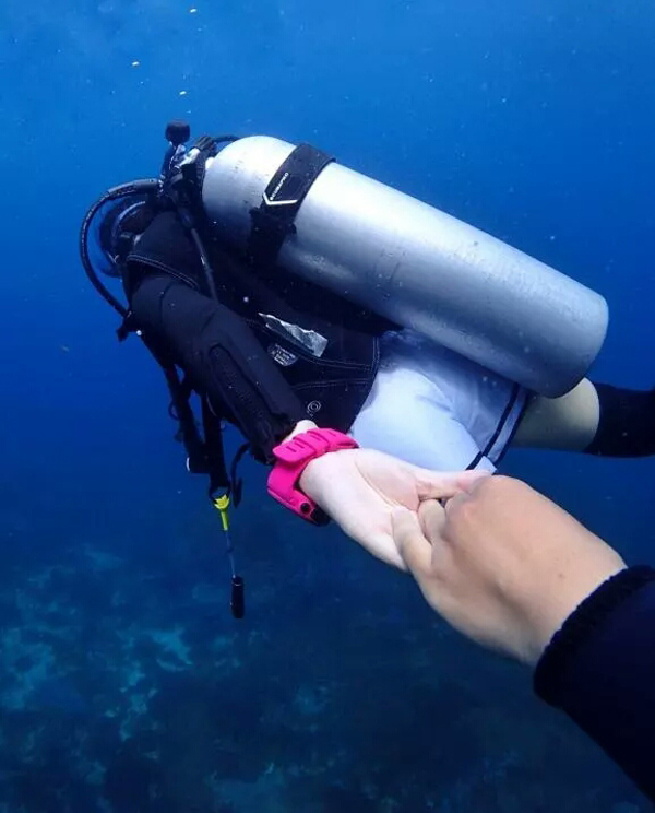 潛水拍照新姿勢，放下你的剪刀手，我們來(lái)這樣拍