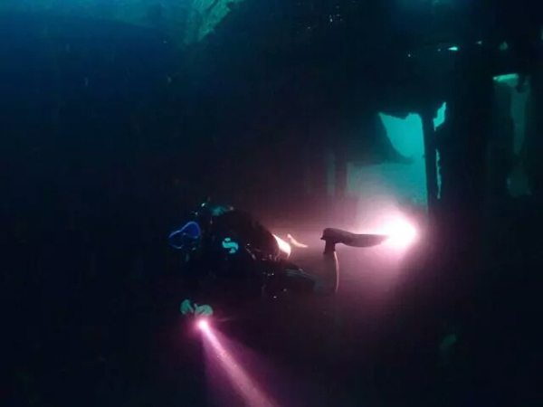 潛水拍照新姿勢，放下你的剪刀手，我們來(lái)這樣拍