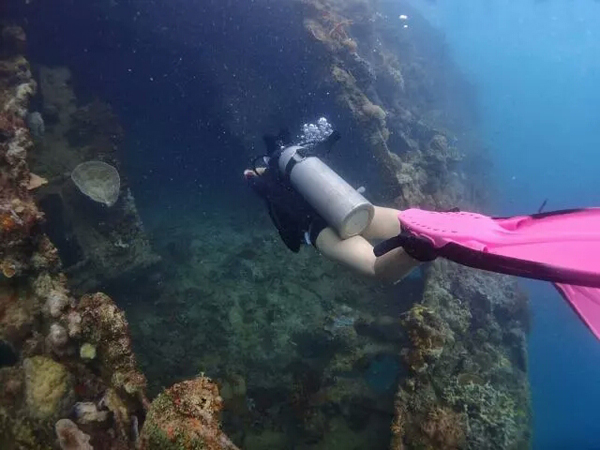 潛水拍照新姿勢，放下你的剪刀手，我們來(lái)這樣拍