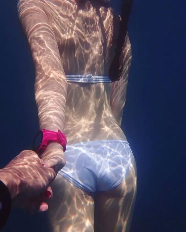 潛水拍照新姿勢，放下你的剪刀手，我們來(lái)這樣拍