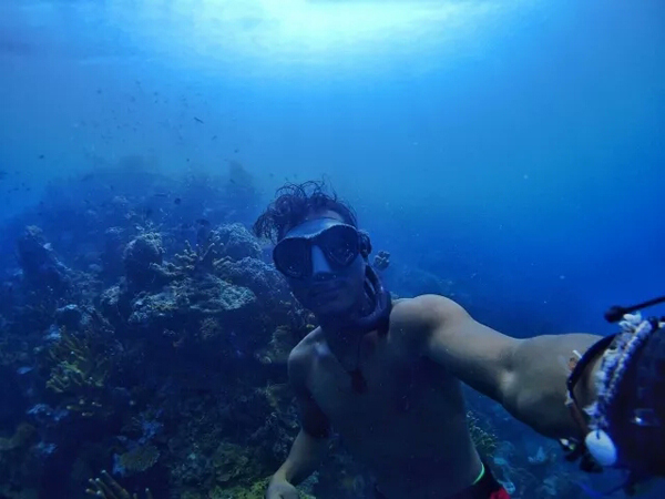 潛水拍照新姿勢，放下你的剪刀手，我們來(lái)這樣拍