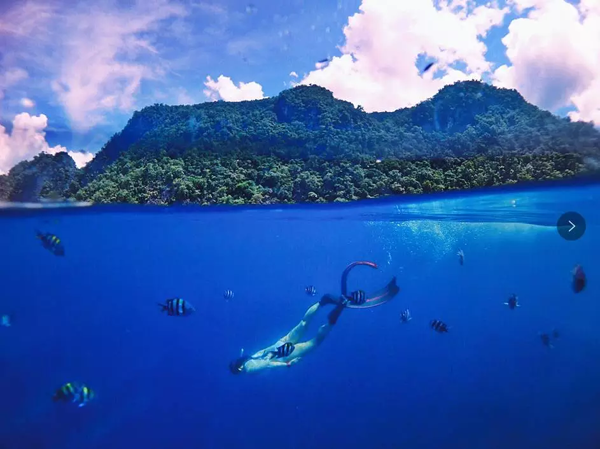 潛水拍照新姿勢，放下你的剪刀手，我們來(lái)這樣拍