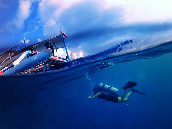 潛水拍照新姿勢，放下你的剪刀手，我們來(lái)這樣拍